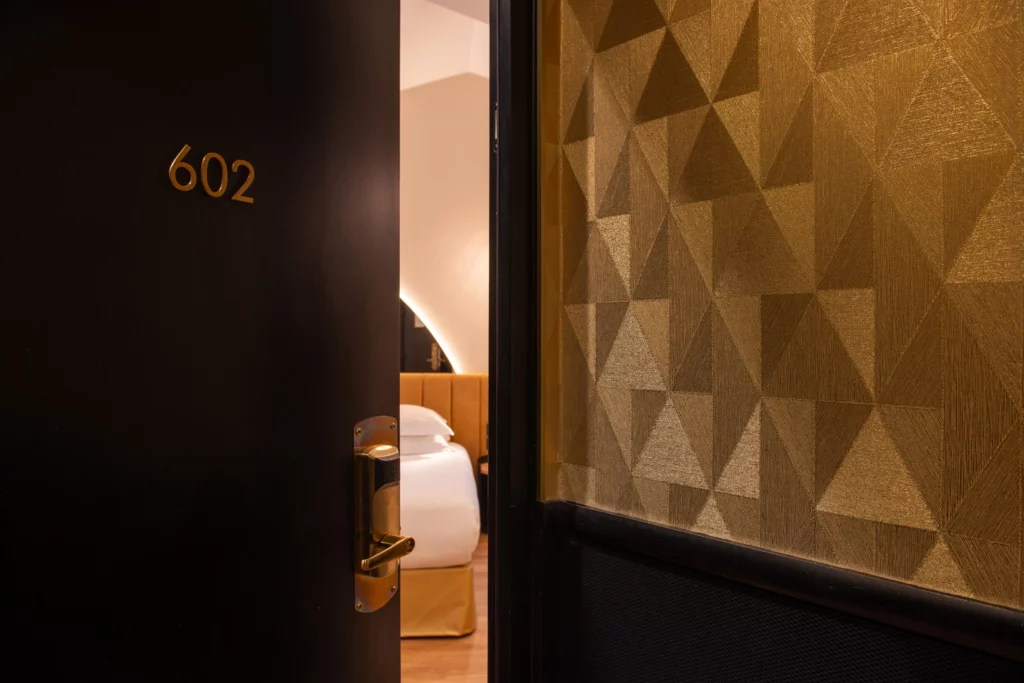 Porte entre-ouverte chambre 602
