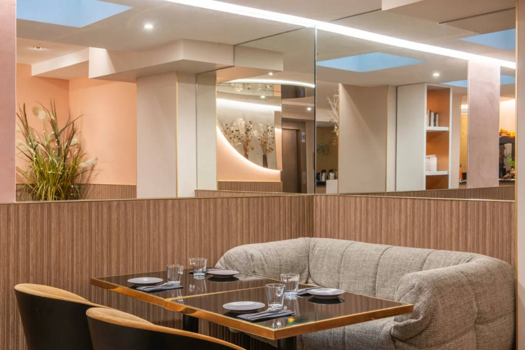 Espace petit-déjeuner avec canapé